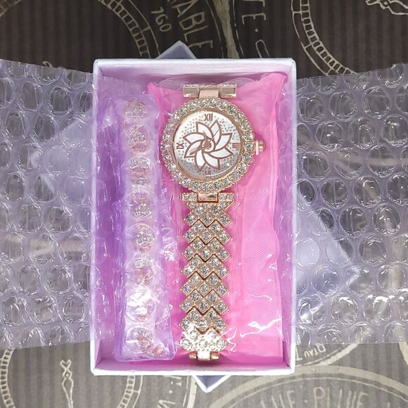NWOT | 2pc | Roman Numeral Flower Quartz Watch & Matching Heart Bracelet - Picture 4 of 6